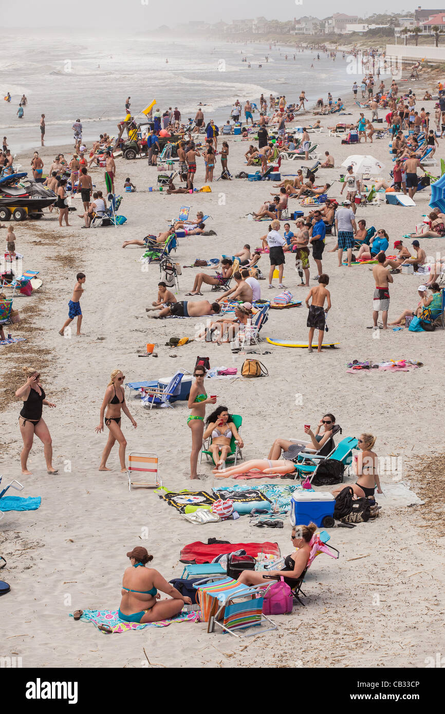 USA. Strandurlauber Menschenmenge Folly Beach als tropischer Sturm Beryl Bürsten vorbei an der Küste South Carolinas am 27. Mai 2012 in Folly Beach, South Carolina.  Durch den Sturm wurden lokale Strände zum Schwimmen wegen starker Strömung zu beschränken und und Rip-Gezeiten auf der beliebten Memorial Day Wochenende. Stockfoto