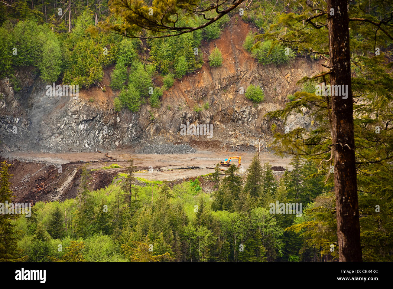 Sitka, Alaska 27. Mai 2012 Maschinen in Felsen Steinbruch am Rande des Regenwaldes im Südosten Alaskas. Stockfoto