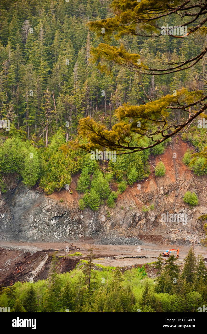 Sitka, Alaska 27. Mai 2012 Maschinen in Felsen Steinbruch am Rande des Regenwaldes im Südosten Alaskas. Stockfoto