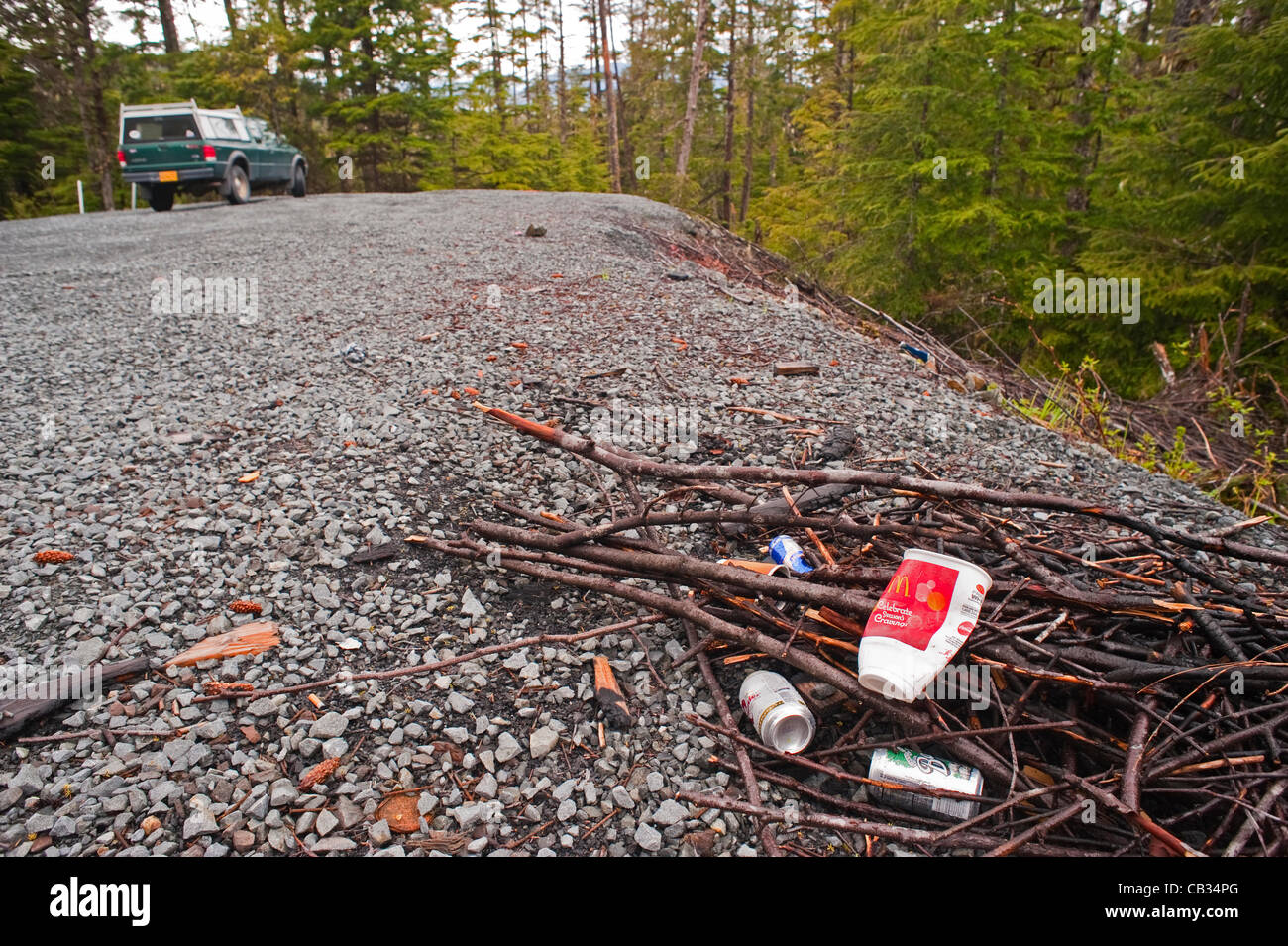 Sitka, Alaska verließ 27. Mai 2012 Haufen Abfall am Rand der neu rekonstruierten Hafen Bergstraße im Südosten Alaskas Tongass National Forest. Stockfoto