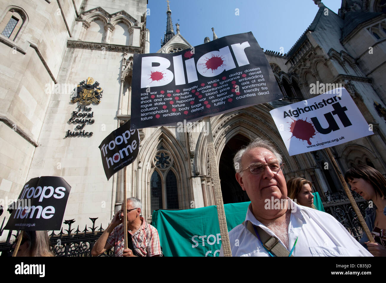 Leveson Inquiry, Royal Courts of Justice, London, UK. 28.05.2012 Bild zeigt Demonstranten gegen Tony Blair, ehemaliger britischer Premierminister, außerhalb der Leveson-Untersuchung heute um den Royal Courts of Justice, High Court, London, UK. Stockfoto