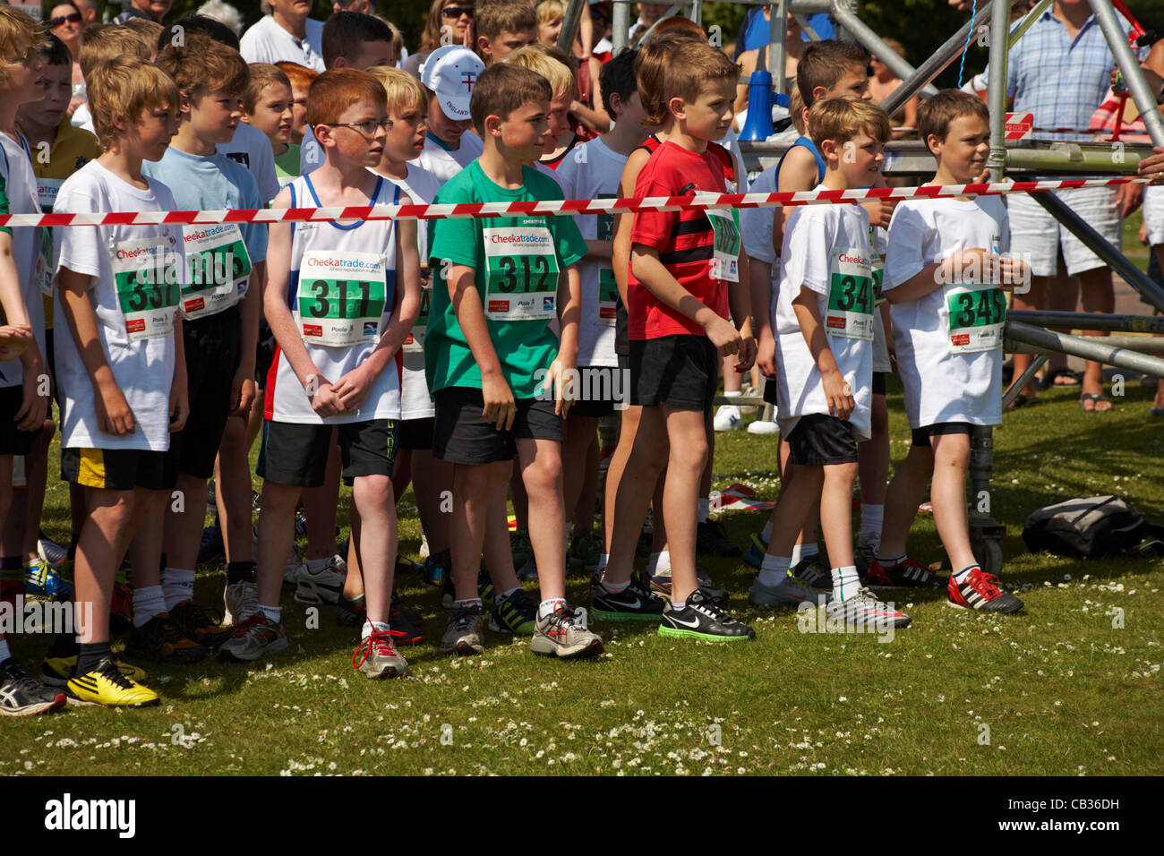 Poole, Dorset, Großbritannien Mai Sonntag 27 2012. Debra Stephenson, Schauspielerin und Komödiantin und Liz Yelling, Doppel-Olympiasieger und Commonwealth Goldmedaillengewinner starten Rennen in Poole Festival von ausgeführt, Poole Park führenden Sport-Event. Immer bereit für den Start von 1 Meile Minithon für Jungs 10 und 11 Stockfoto