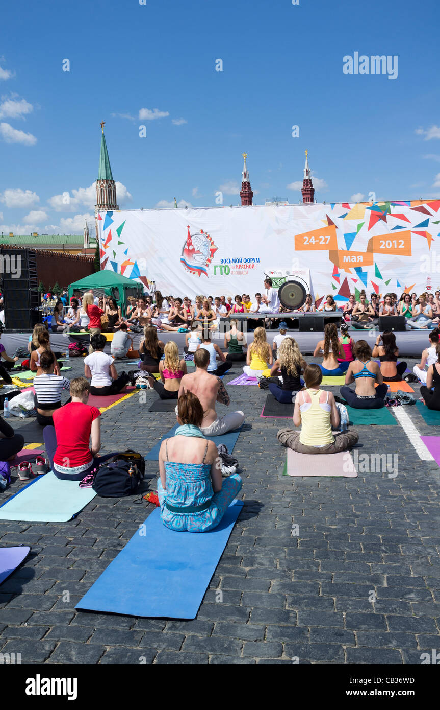 Die zweite jährliche Charity Yoga Marathon auf dem Roten Platz in Moskau. 27. Mai 2012. Der Marathon organisiert von der Zeitschrift Yoga Journal, widmet sich der Geldbeschaffung für die Behandlung von Kindern mit schweren gesundheitlichen Problemen. Stockfoto