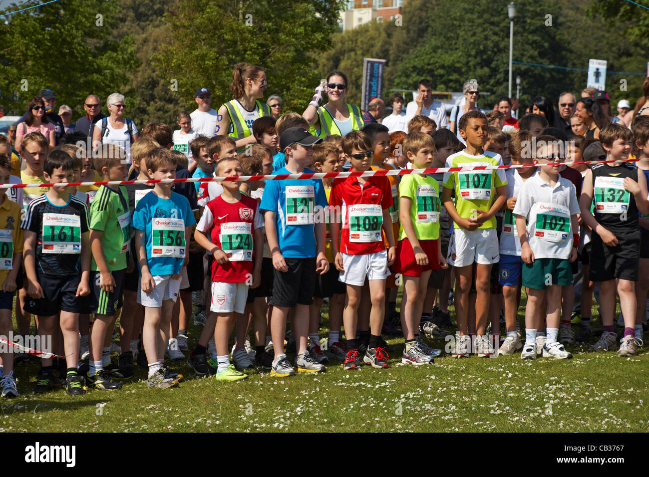Poole, Dorset, Großbritannien Mai Sonntag 27 2012. Debra Stephenson, Schauspielerin und Komödiantin und Liz Yelling, Doppel-Olympiasieger und Commonwealth Goldmedaillengewinner starten Rennen in Poole Festival von ausgeführt, Poole Park führenden Sport-Event. Immer bereit für den Start des Rennens jungen 1 Meile Minithon Alter 8 und 9 Stockfoto