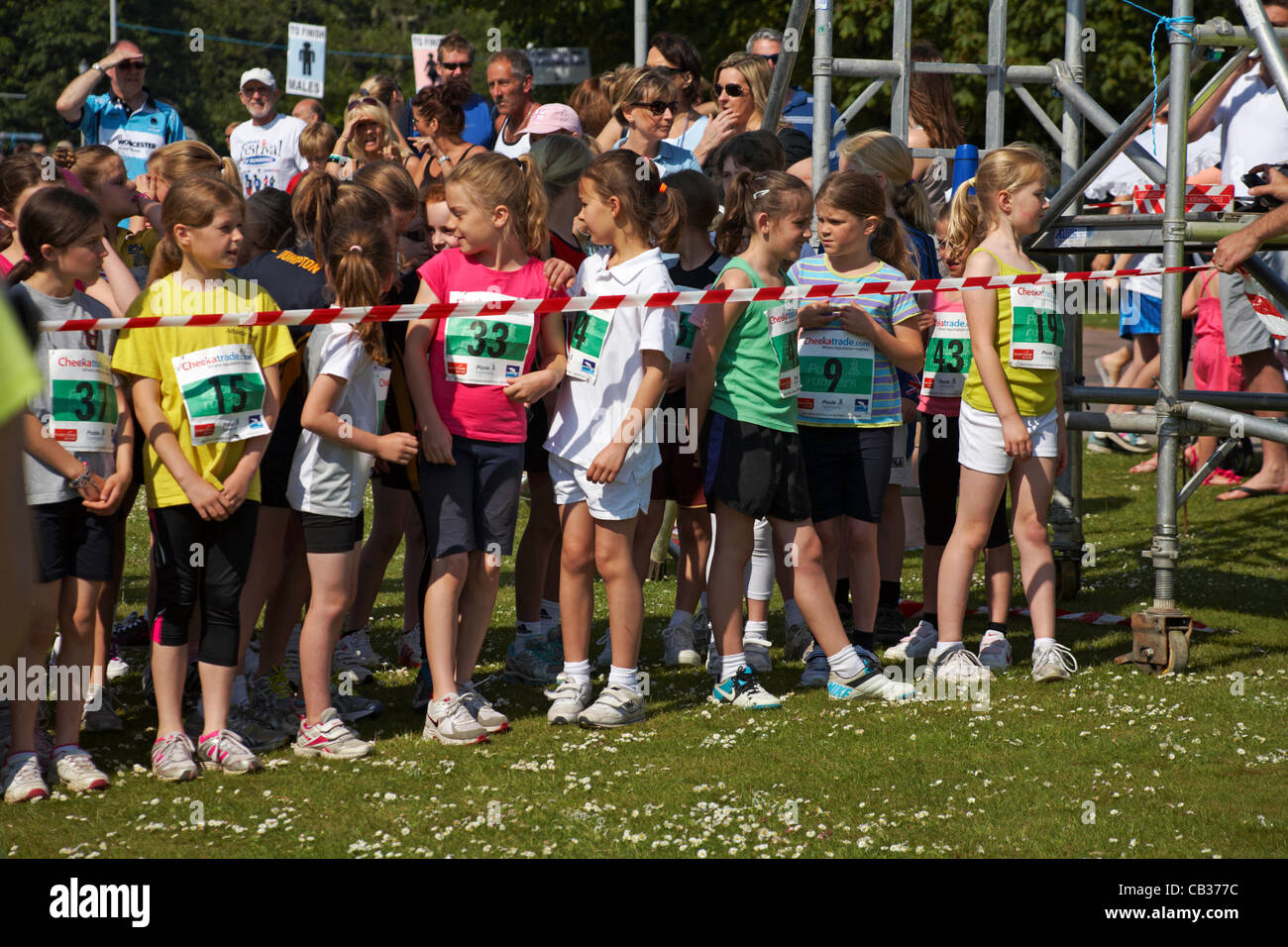 Poole, Dorset, Großbritannien Mai Sonntag 27 2012. Debra Stephenson, Schauspielerin und Komödiantin und Liz Yelling, Doppel-Olympiasieger und Commonwealth Goldmedaillengewinner starten Rennen in Poole Festival von ausgeführt, Poole Park führenden Sport-Event. Vorbereitungen für die 1 Meile-Minithon für Mädchen, 8 und 9 Stockfoto