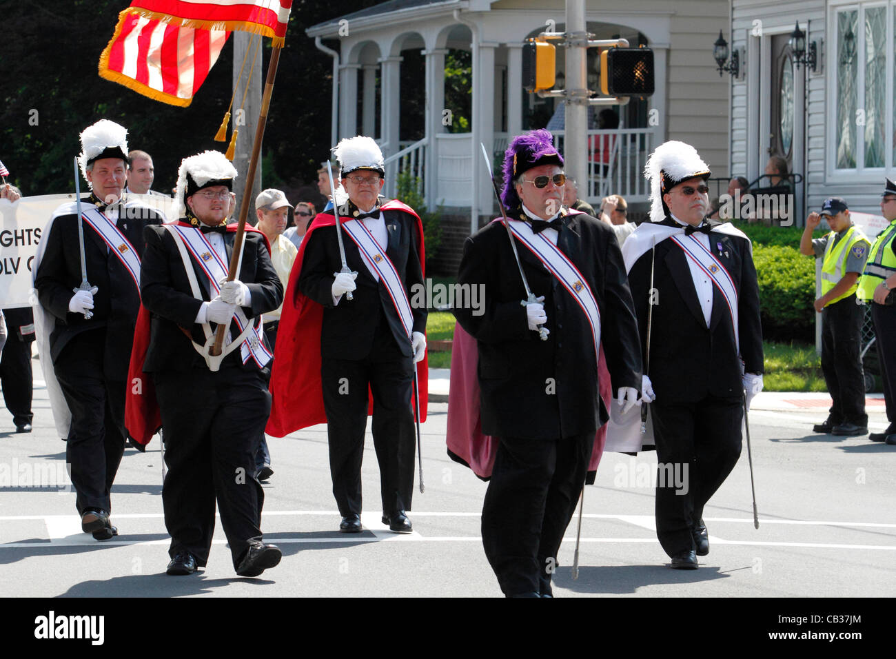 Mitglieder von den Knights Of Columbus marschieren in Memorial Day Parade halten Sie eine amerikanische Flagge. Stockfoto