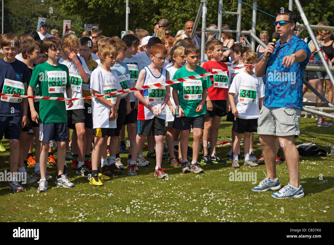 Poole, Dorset, Großbritannien Mai Sonntag 27 2012. Debra Stephenson, Schauspielerin und Komödiantin und Liz Yelling, Doppel-Olympiasieger und Commonwealth Goldmedaillengewinner starten Rennen in Poole Festival von ausgeführt, Poole Park führenden Sport-Event. Immer bereit für den Start der 1 Meile Minithon Jungs 10 und 11 Stockfoto