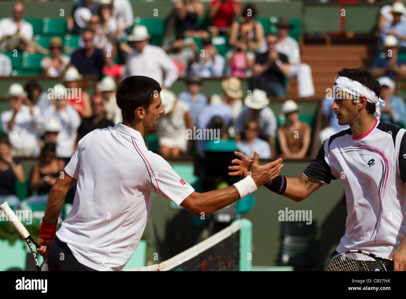 28.05.2012 Paris, Frankreich. Novak Djokovic schüttelt Hände mit Potito Starace nach ihrem Spiel am 2. Tag der Französisch Open Tennis von Roland Garros. Stockfoto