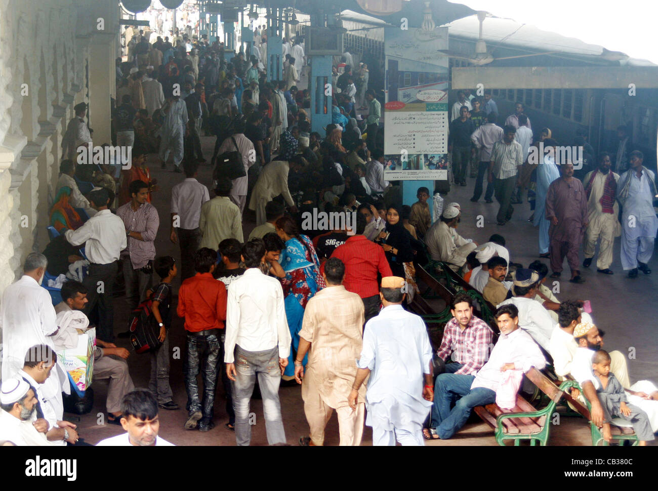 Große Anzahl von Menschen warten auf Züge, von Karachi Cannt Bahnhof als die Routine des späten abzuweichen, die Abfahrt der Züge weiter. Begrenzte Anzahl von Sitz auch verursachen immense Ärgernis für viele Menschen in Karachi 28. Mai 2012 Stockfoto