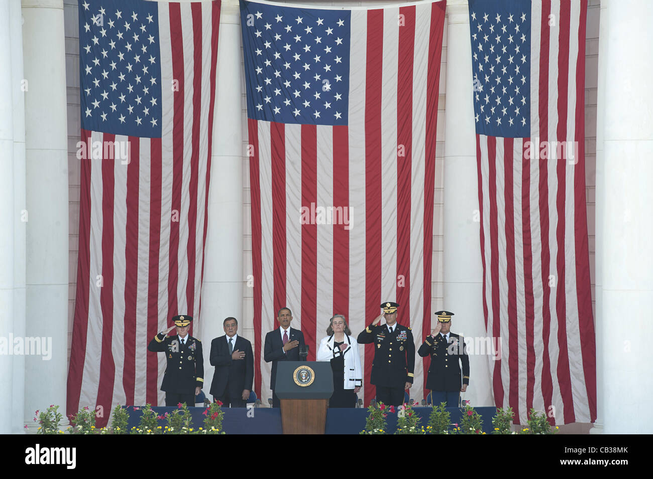 UNS steht Präsident Barack Obama für die Nationalhymne während der Gedenktag Gottesdienste auf dem Arlington National Cemetery 28. Mai 2012 in Arlington, VA Stockfoto