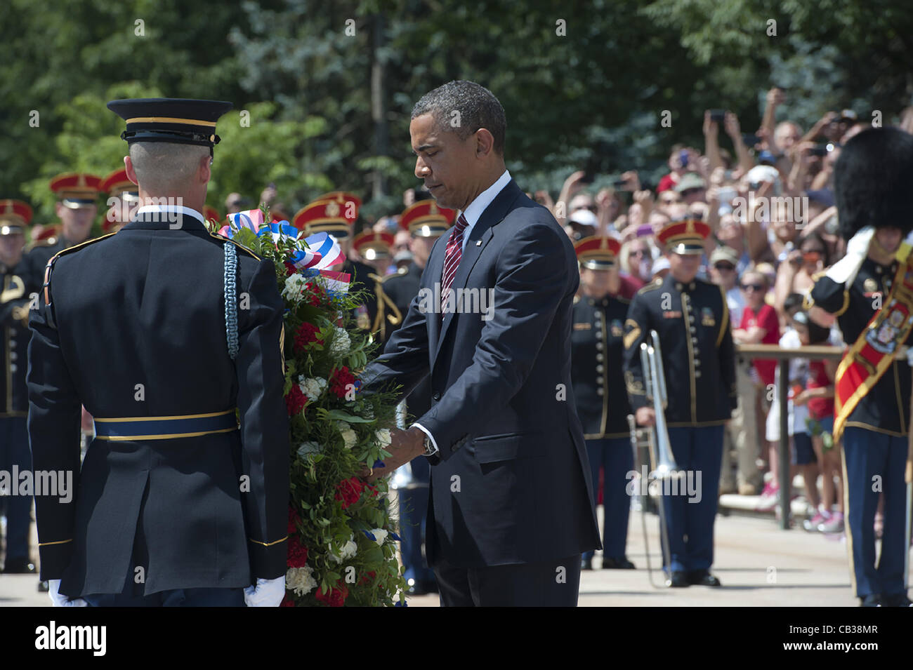 US-Präsident Barack Obama legt einen Kranz am Grab der unbekannten zu Ehren des Memorial Day auf dem Arlington National Cemetery 28. Mai 2012 in Arlington, VA Stockfoto