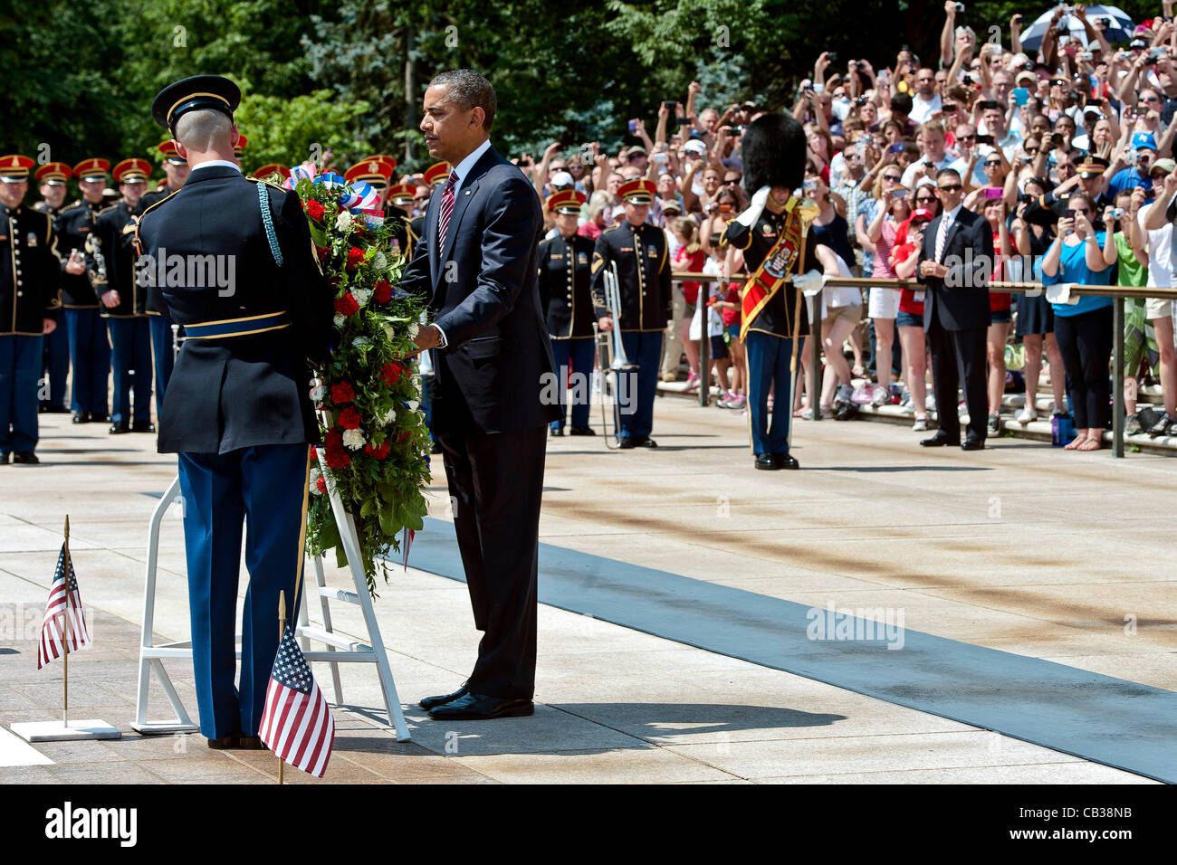 US-Präsident Barack Obama legt einen Kranz am Grab der unbekannten zu Ehren des Memorial Day auf dem Arlington National Cemetery 28. Mai 2012 in Arlington, VA Stockfoto