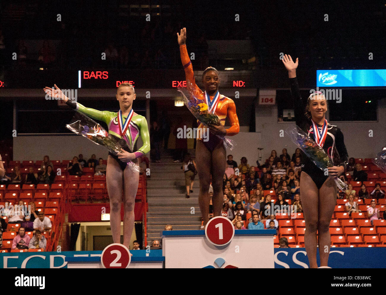 Allround-Gewinner Simone Biles winkt Publikum mit 2. Platz Madison Desch und 3.Platz Amelia Hundley. Stockfoto