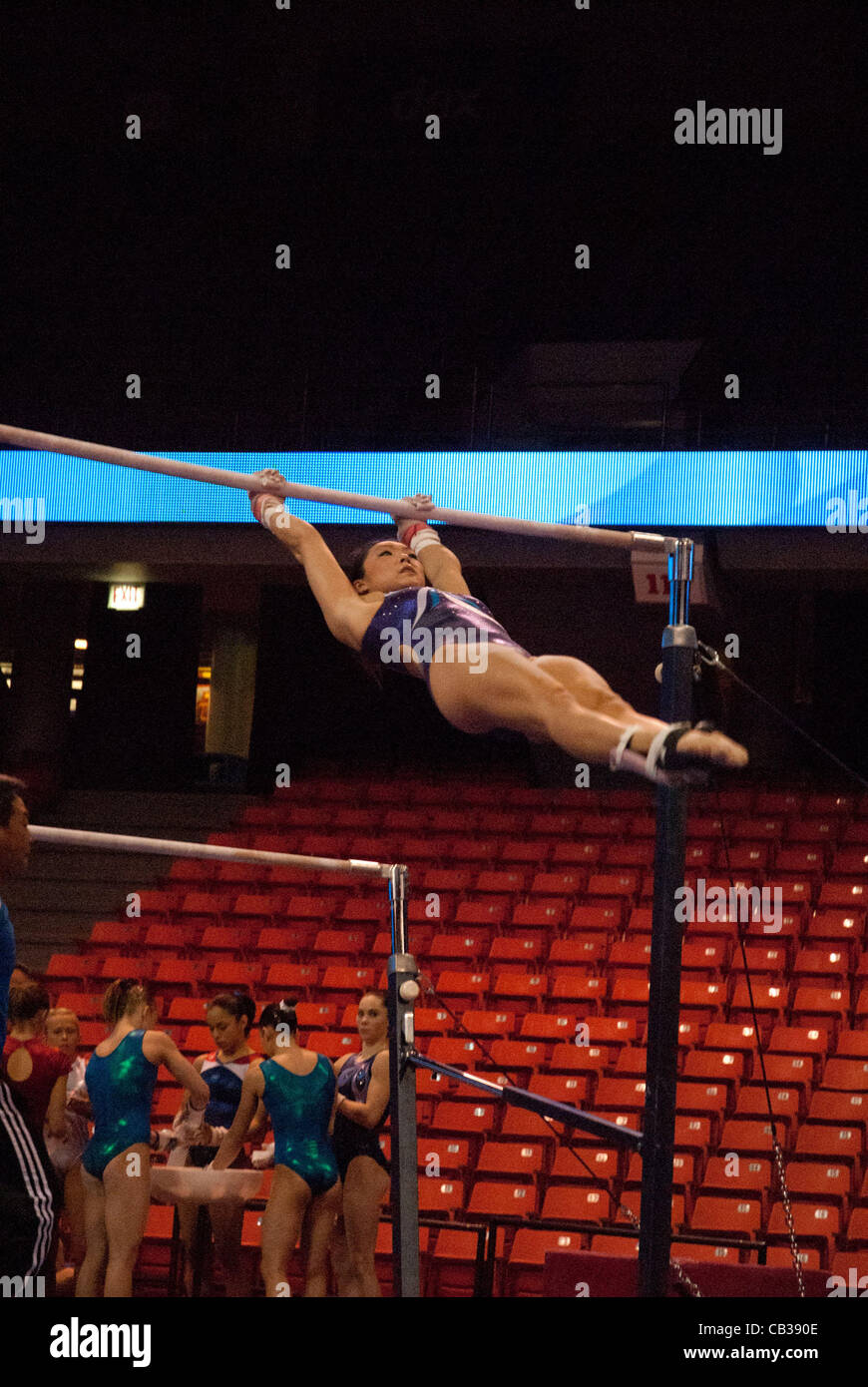 Turner-Praxis an der UIC Pavilion in Chicago am Vortag ihre Konkurrenz statt 26. Mai.  Einige der Frauen finden eines Platz auf den US-Olympia-Team nach London gehen diesen Sommer.  Anna Li zeigt ihr können am Reck. Stockfoto