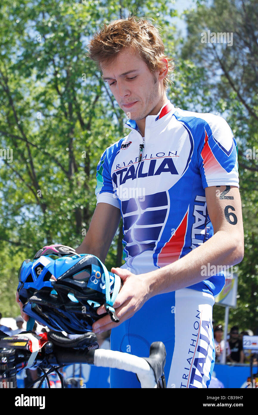 27.05.2012. Madrid, Spanien.  ITU Triathlon World Series - Triathlon World Championship (Campeonato del Mundo de Triatlon) Männer Elite Serie - Davide Uccellari, aus Italien, bereitet seine Ausrüstung Stockfoto