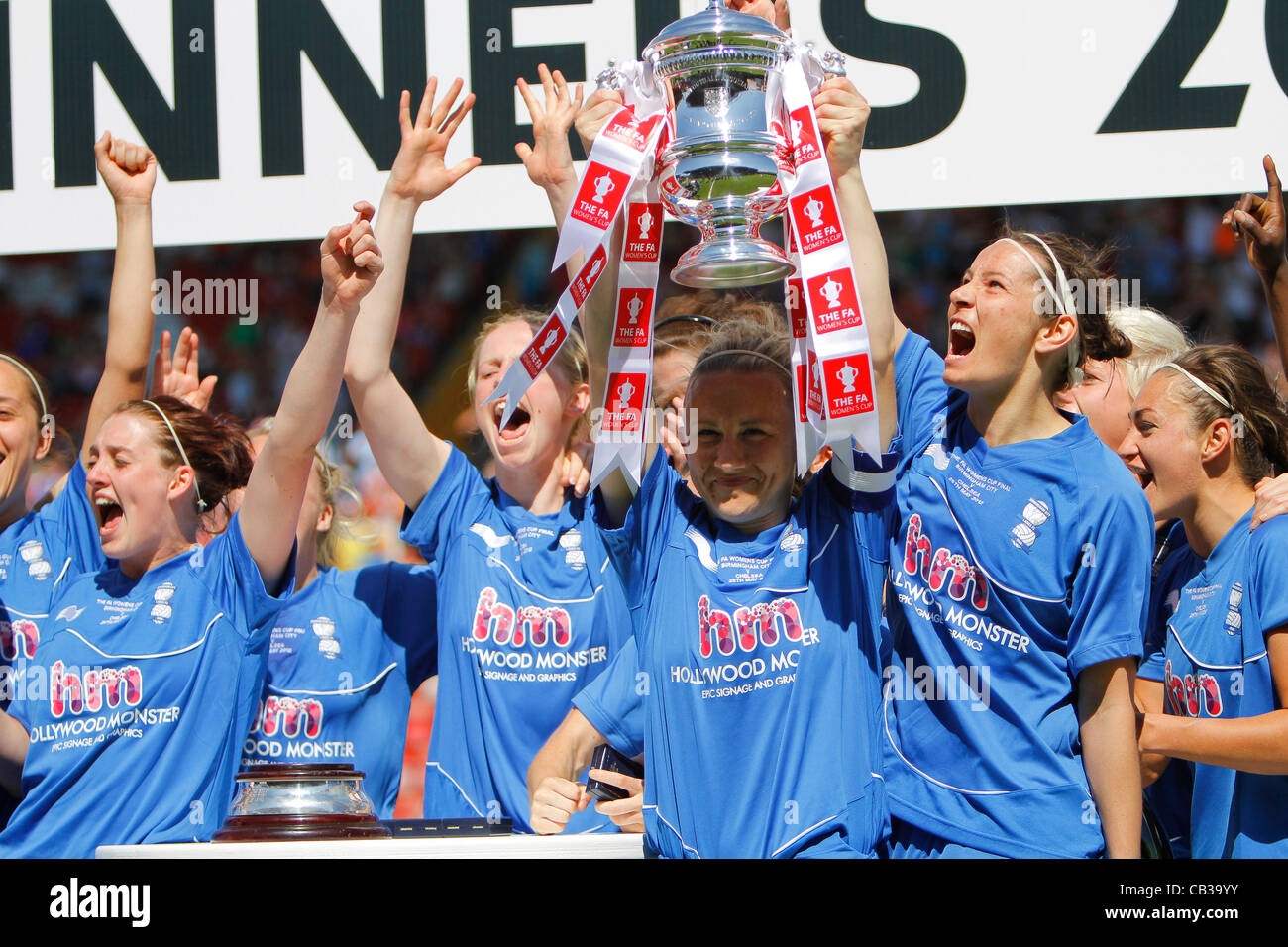 26.05.2012, Ashton Gate, England. Laura Bassett hebt den FA Cup zum ersten Mal in der Geschichte von Birmingham City Stockfoto