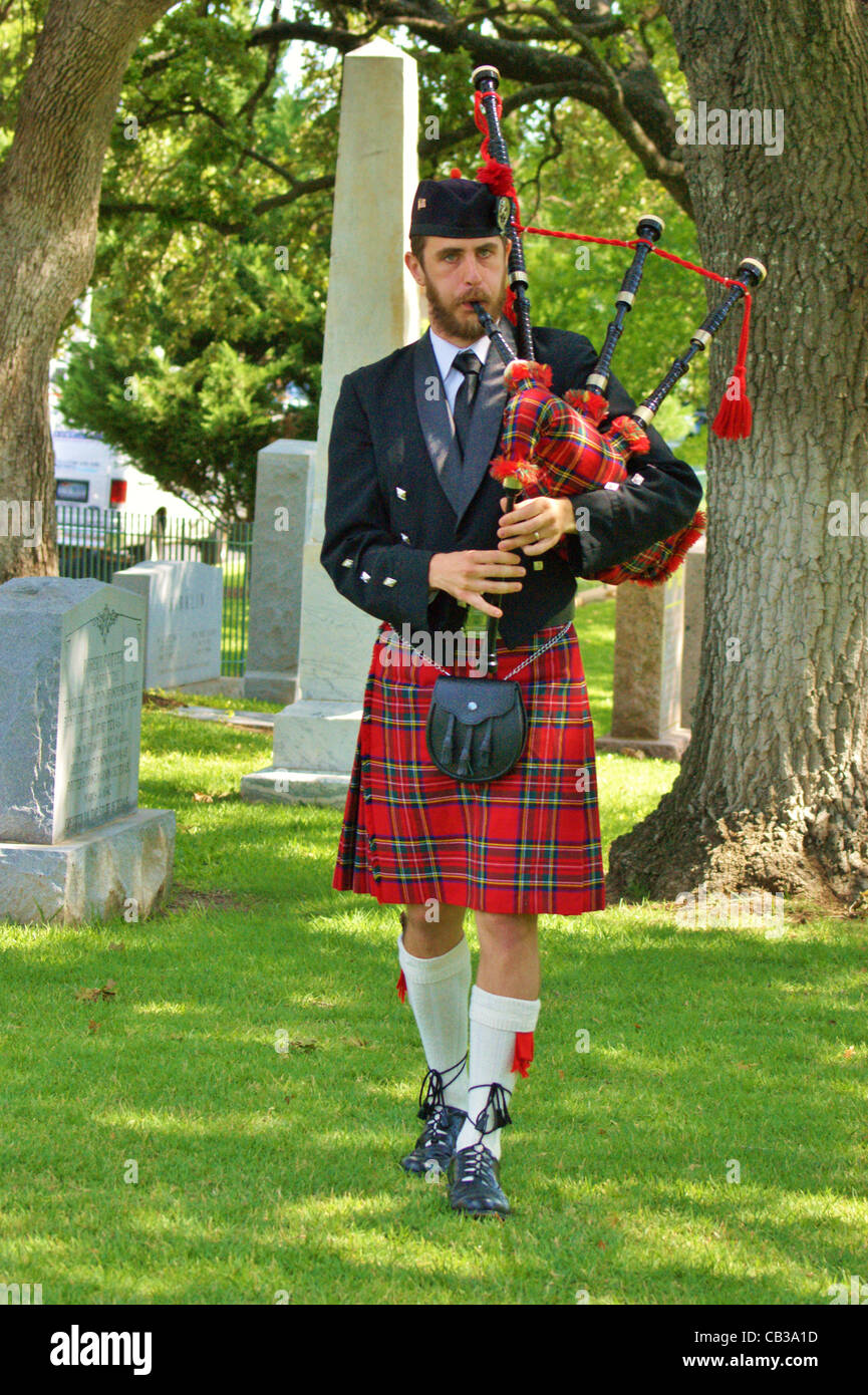 David Zucht spielt Amazing Grace auf dem Dudelsack am Memorial Day auf dem Texas State Friedhof in Austin, Texas.05/28/2012. Stockfoto