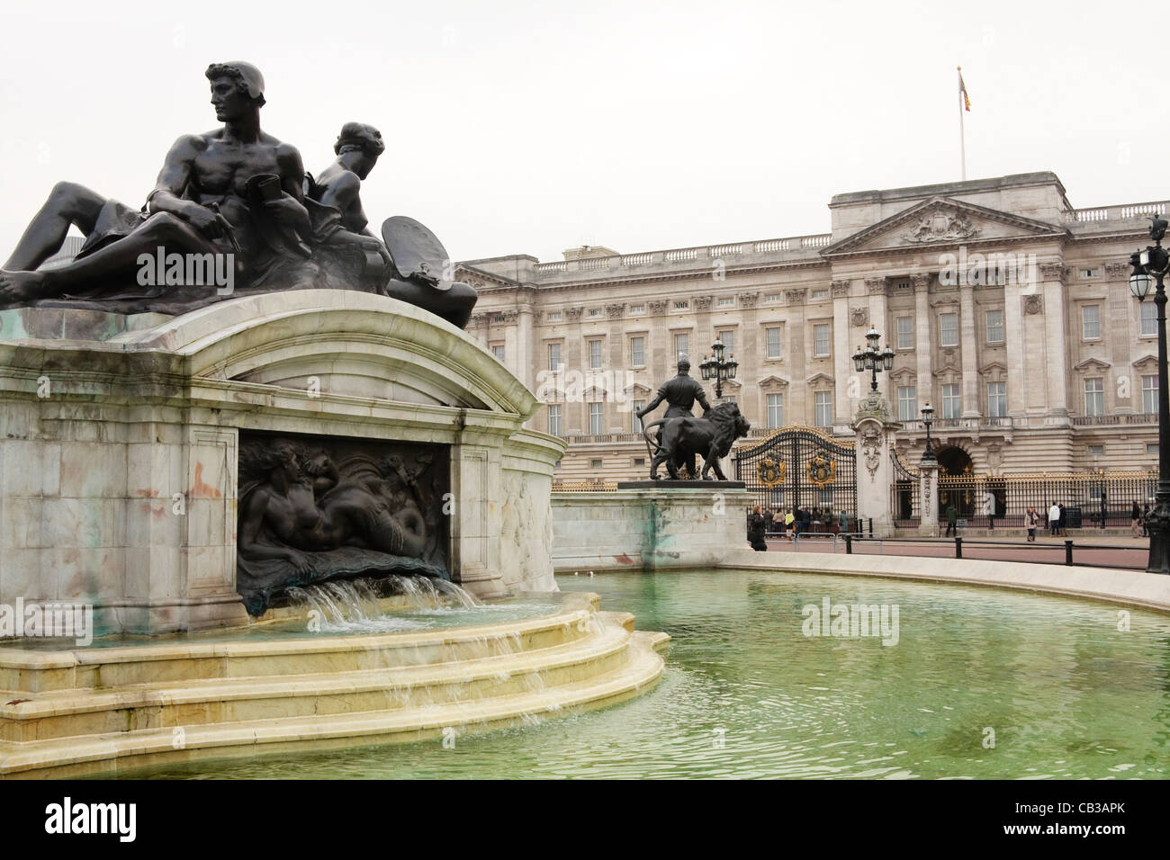 Ein Blick auf die Ostfassade des Buckingham Palace aus dem Victoria Memorial Fountain, Westminster, London Stockfoto