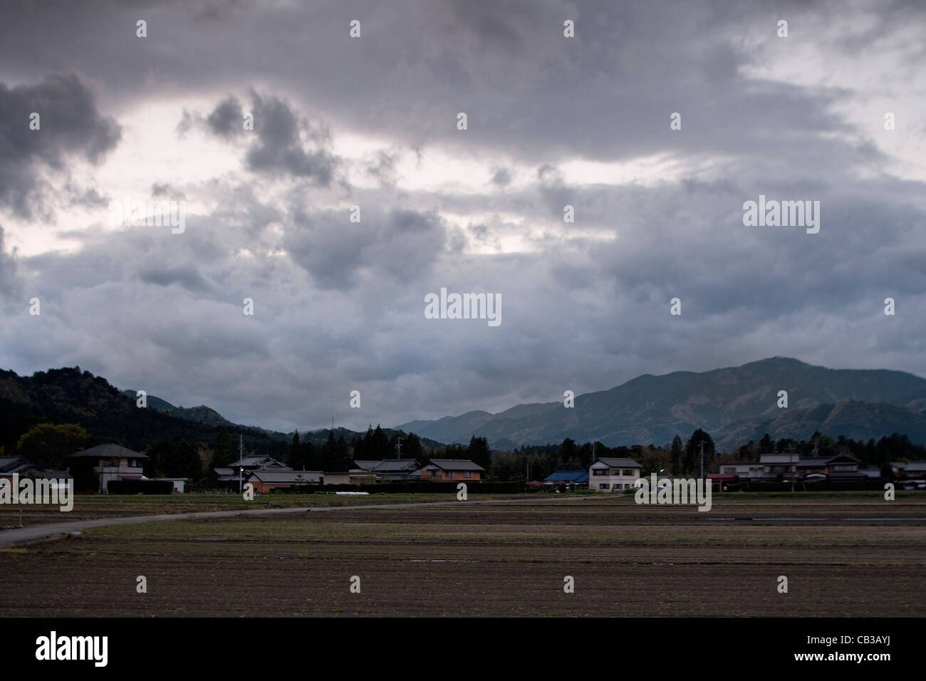 Blick auf den kleinen japanischen Seiwa in der Abenddämmerung. Stockfoto