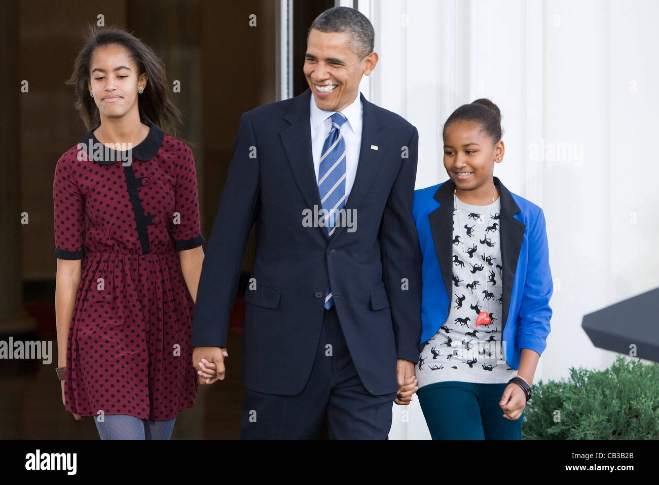 Präsident Barack Obama und Töchter Sasha und Malia verzeihen 2011 nationalen Thanksgiving-Truthahn. Stockfoto