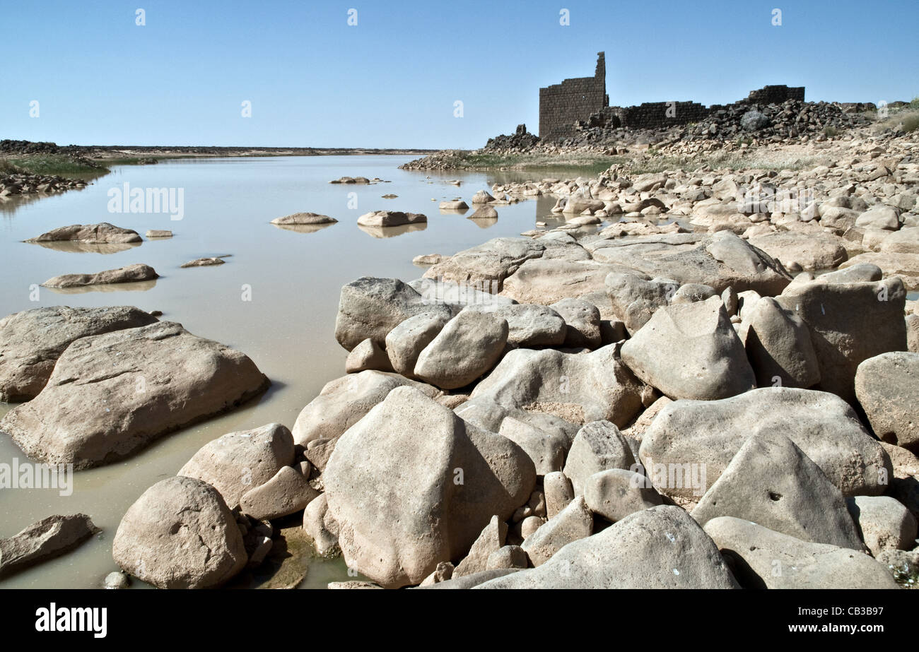 Die antike Ruine der Burg von Qasr Burqu, eine archäologische Stätte aus dem 8. Jahrhundert n. Chr., liegt in der Region Badia in der östlichen Wüste Jordaniens. Stockfoto