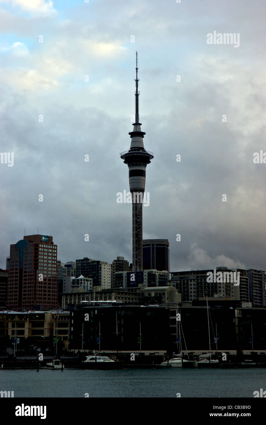 Skytower revolving Restaurant und Aussichtsturm und Skyline von Auckland vom Hafen bei Sonnenuntergang Stockfoto
