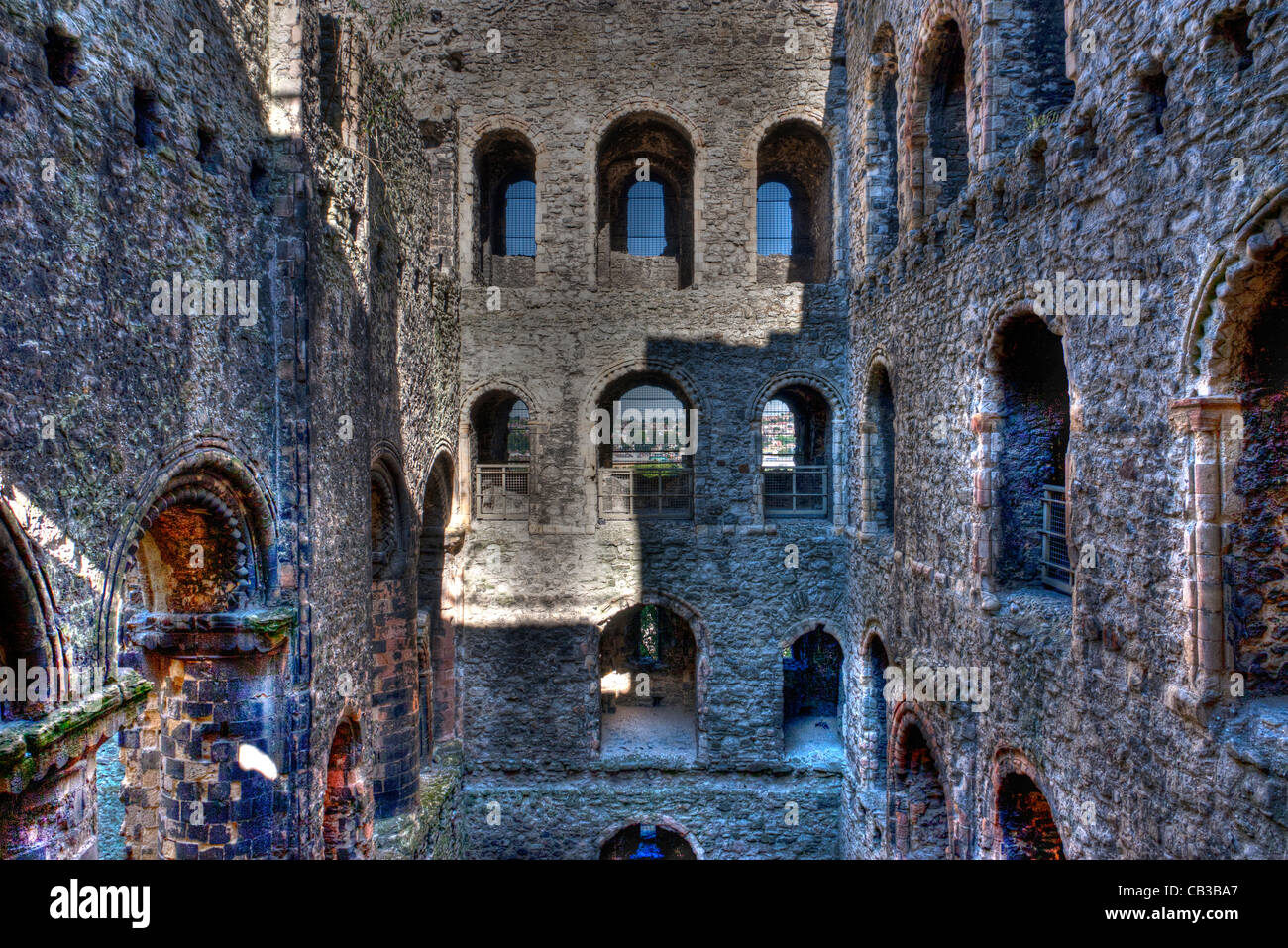 Die Ruinen und das dachlose Innere des normannischen Bergfried von Rochester. Steinwände mit Bögen und Türen in und Boden Stützlöcher. Stockfoto