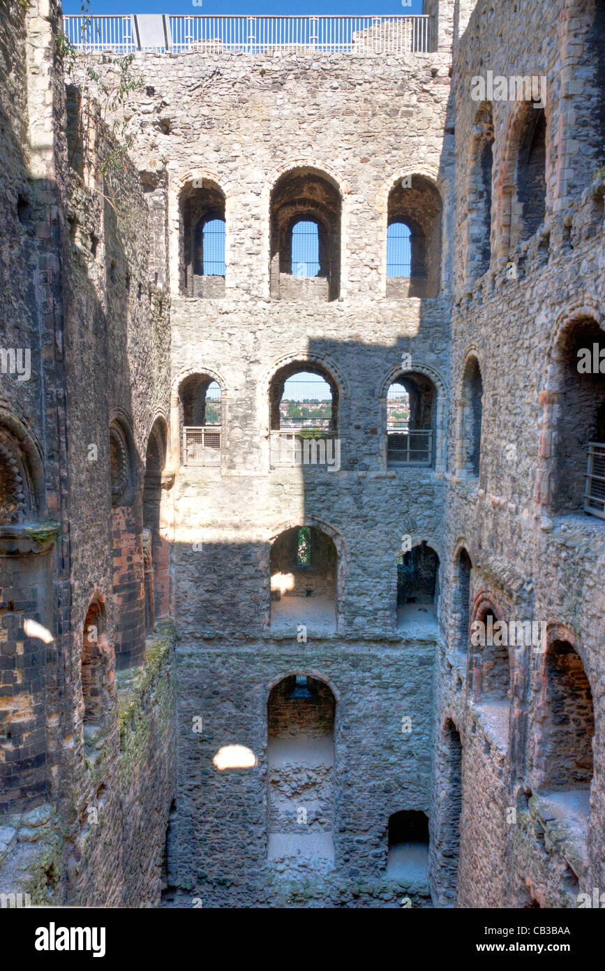 Die Ruinen und das dachlose Innere des normannischen Bergfried von Rochester. Steinwände mit Bögen und Türen in und Boden Stützlöcher. Stockfoto