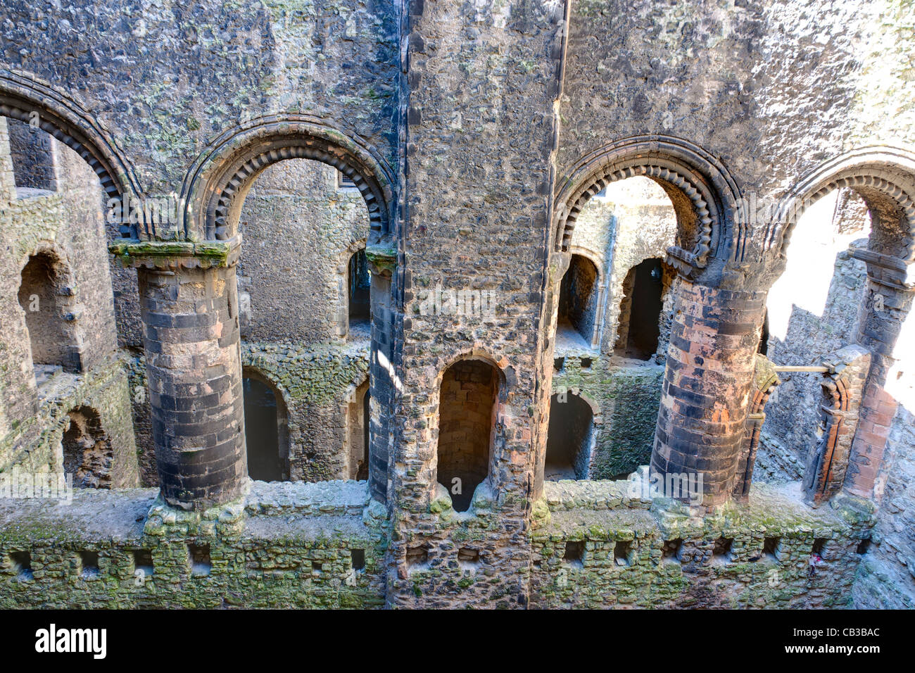 Die Ruinen und das dachlose Innere des normannischen Bergfried von Rochester. Steinwände mit Bögen und Türen in und Boden Stützlöcher. Stockfoto
