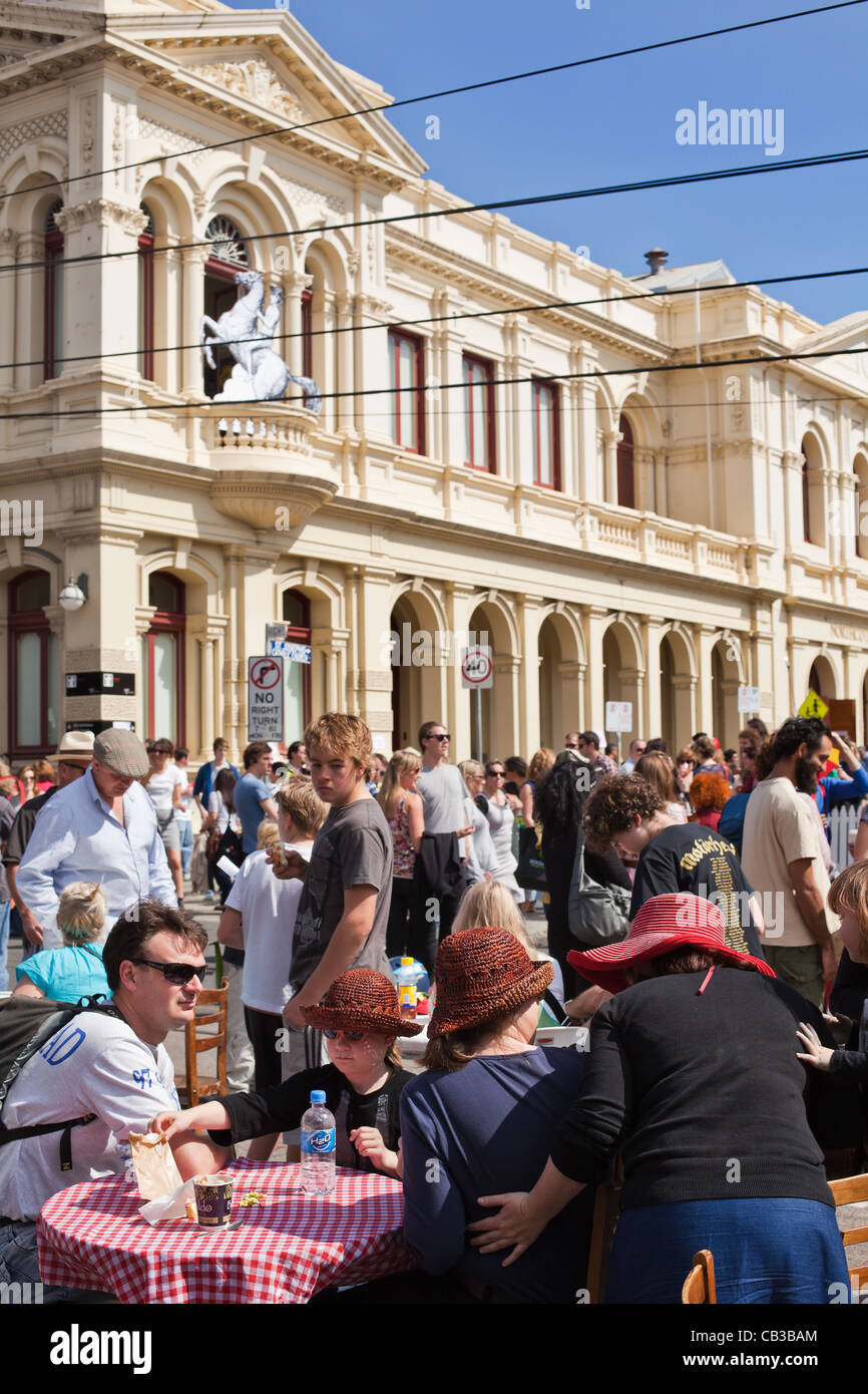 High Noon Gemeinschaft Festival ist eine lokale Northcote-Musikfestival in Melbourne, Australien-Familie genießen Café-Tisch in der viel befahrenen Straße. Stockfoto