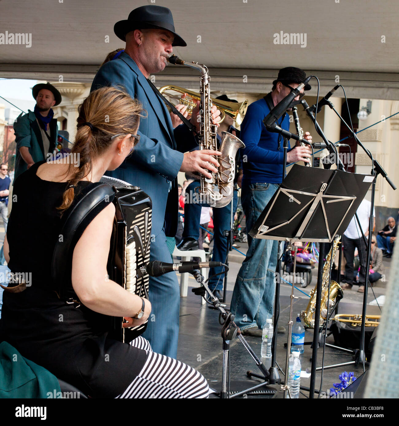 High Noon-Gemeinschaft-Festival ist ein Northcote lokale Musik Fest in Melbourne, Australien-Band spielt auf der Bühne Stockfoto