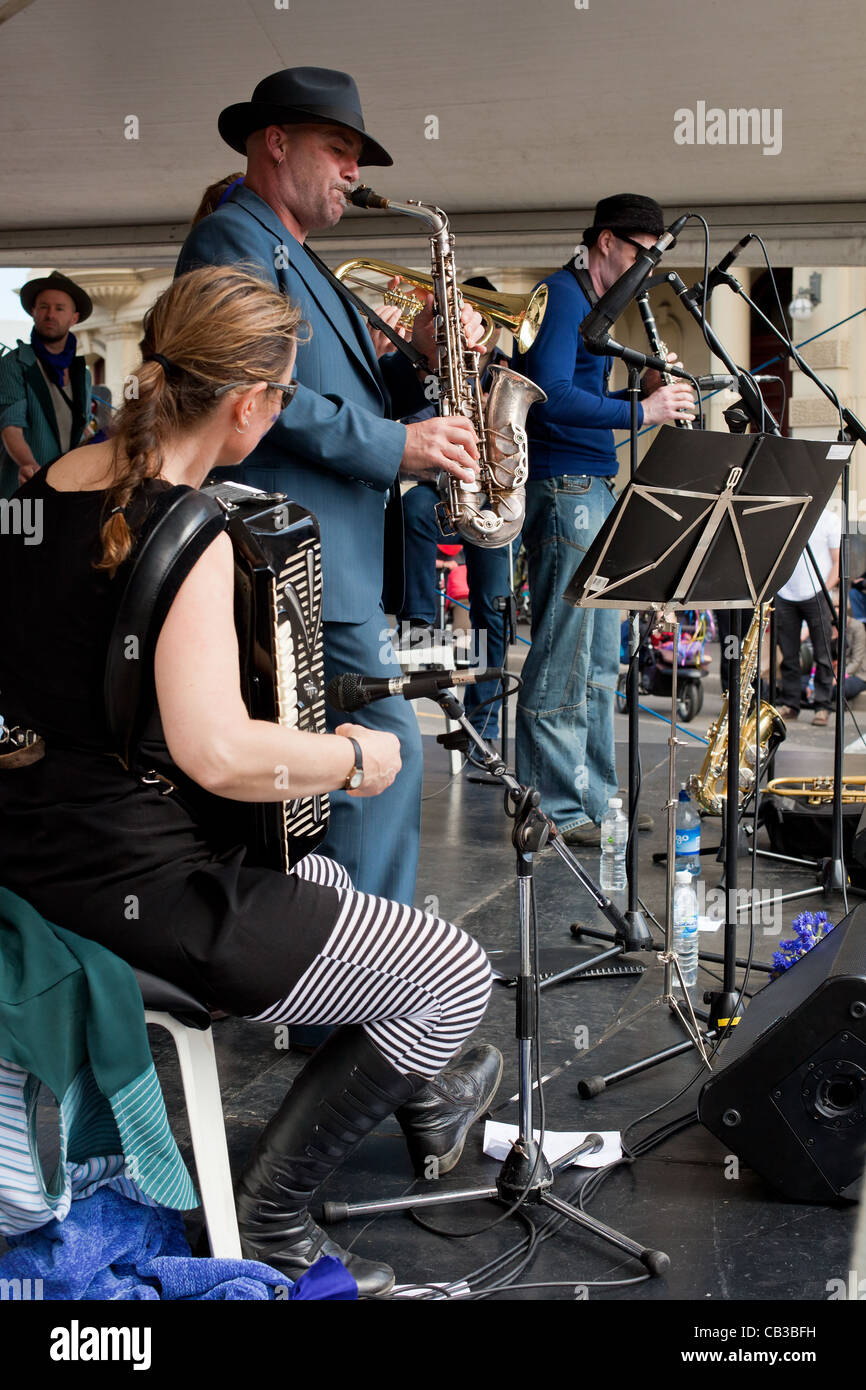 High Noon-Gemeinschaft-Festival ist ein Northcote lokale Musik Fest in Melbourne, Australien-Band spielt auf der Bühne. Stockfoto