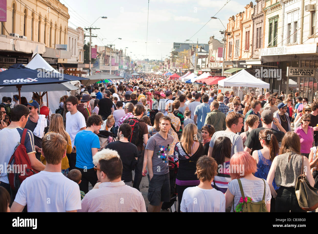 High Noon-Gemeinschaft-Festival ist ein Northcote lokale Musik Fest in Melbourne, Australien, überfüllten Straßen auf dem Festival. Stockfoto