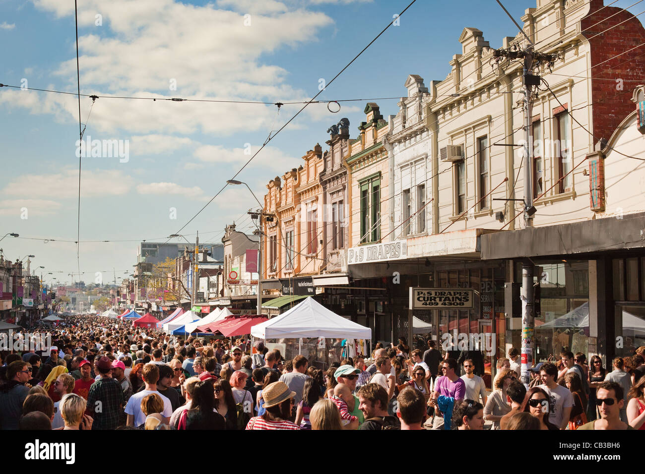 High Noon-Gemeinschaft-Festival in Melbourne, Australien Massen genießen Nothcote Festival & alte Architektur Stockfoto