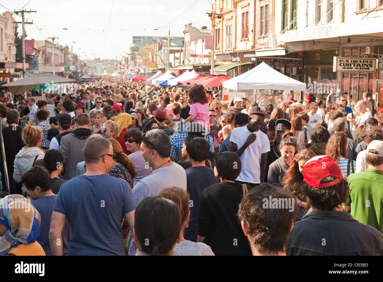 High Noon-Gemeinschaft-Festival ist ein Northcote lokale Musik Fest in Melbourne, Australien überfüllten Straße Stockfoto