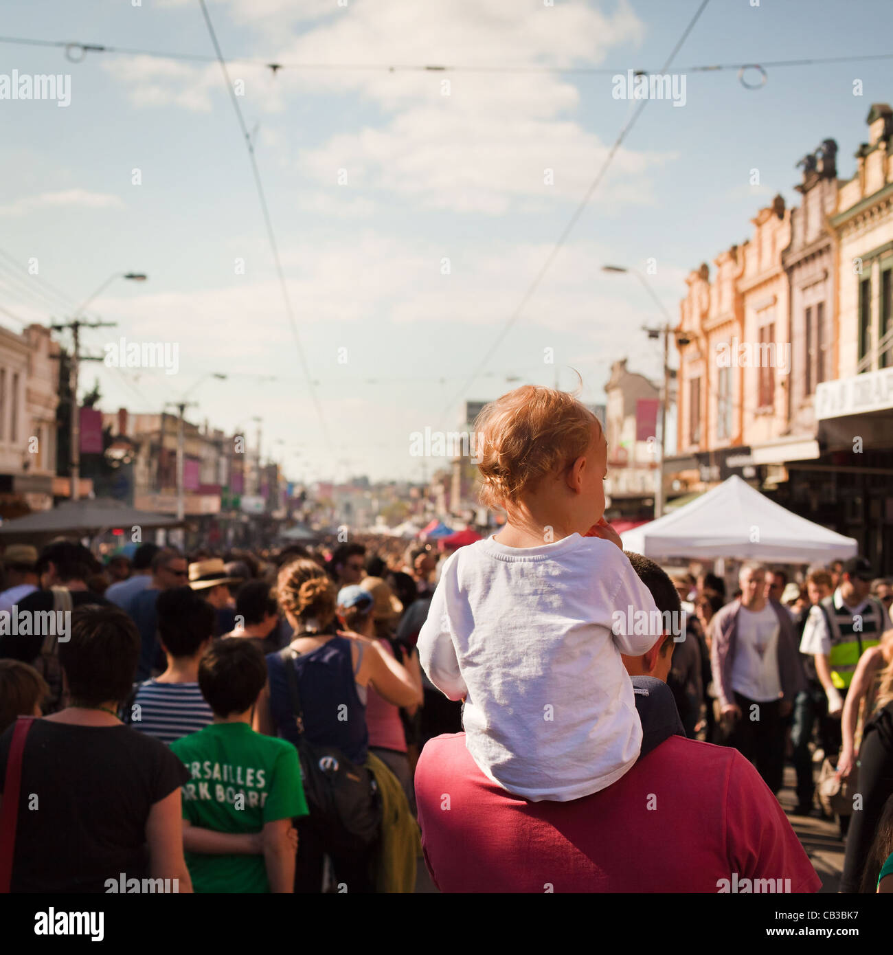 High Noon Gemeinschaft Festival ist ein lokales Musikfestival in Melbourne, Australien Kind ein Schweinchen bekommt wieder durch die Menge Northcote. Stockfoto