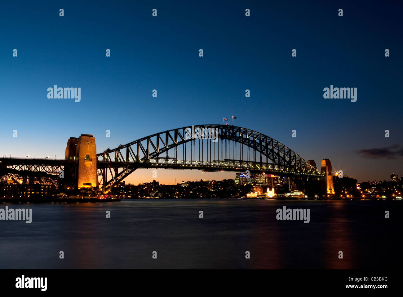 Sydney, Australien - 27. Juli 2009; Klassische Aufnahme des Sydney Harbour Bridge, in der Dämmerung beleuchtet. Stockfoto