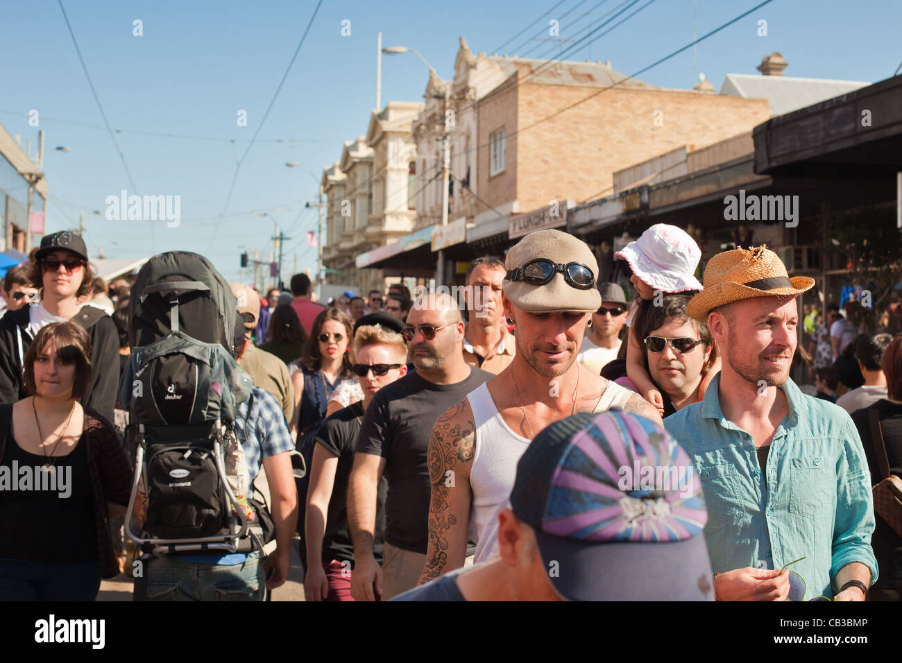 Jungs, die zu Fuß auf dem Highnoon-Gemeinschaft-Festival ist ein Northcote lokale Musik Fest in Melbourne, Australien Stockfoto