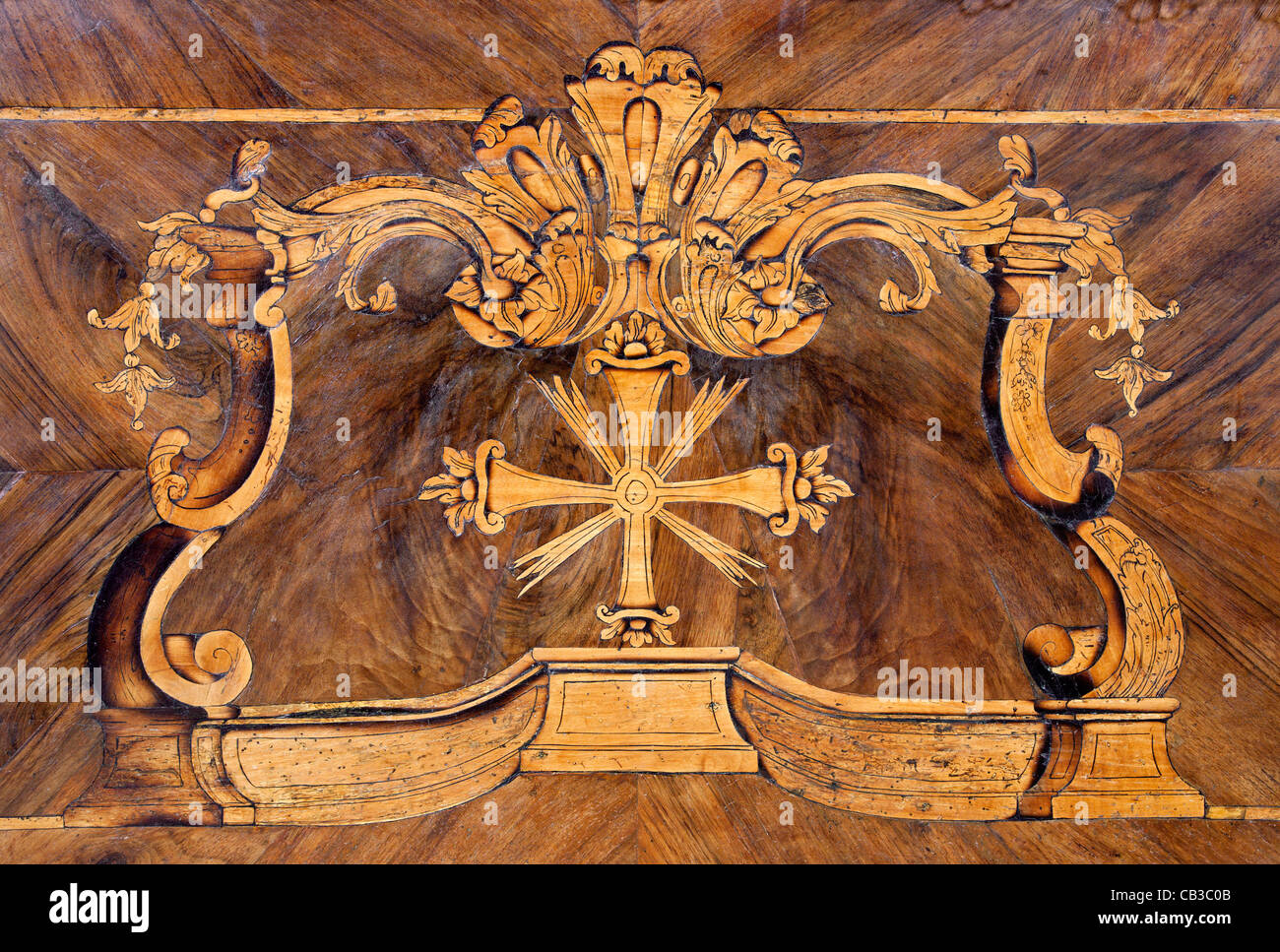 Intarsien-Detail vom Altar aus Kapuziner Kirche Stockfoto