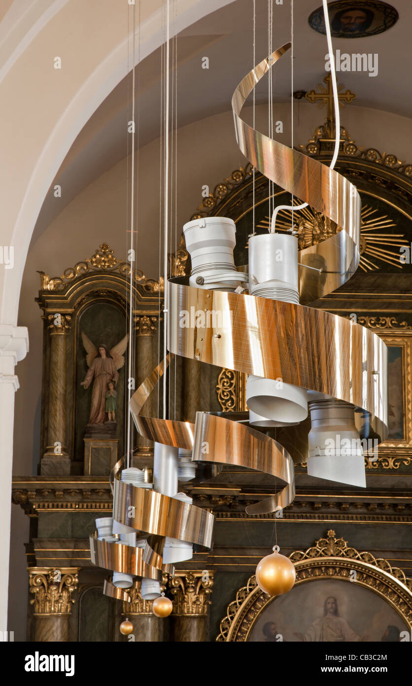 moderne Lampe im Innenraum der Jesuitenkirche in Bratislava Stockfoto
