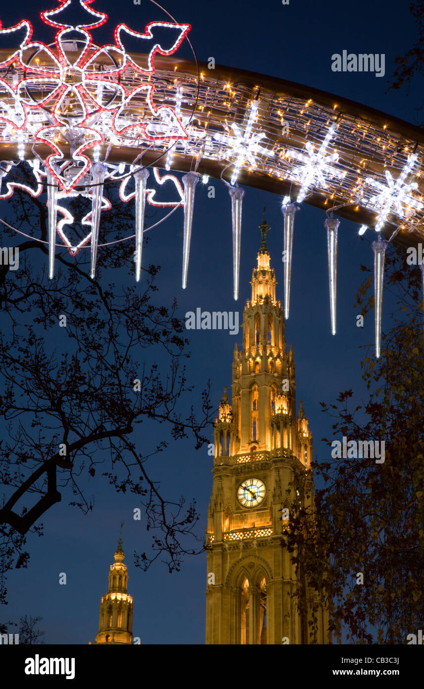 Wien - Turm des Rathauses und Weihnachtsdekoration Stockfoto