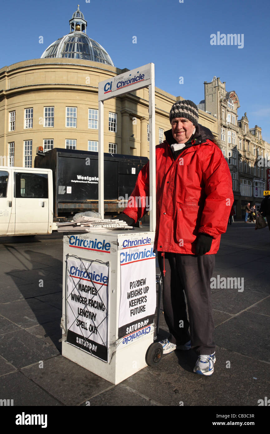 Ein männlicher Chronik Zeitung Anbieter in Newcastle, North East England, Großbritannien Stockfoto