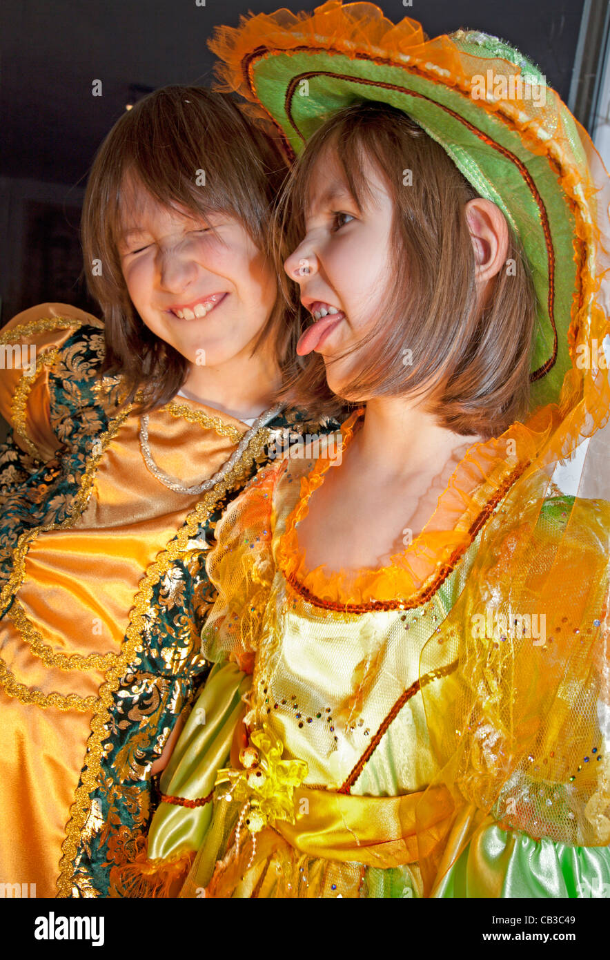 Schwestern von Spaß im Karneval Kleidung Stockfoto