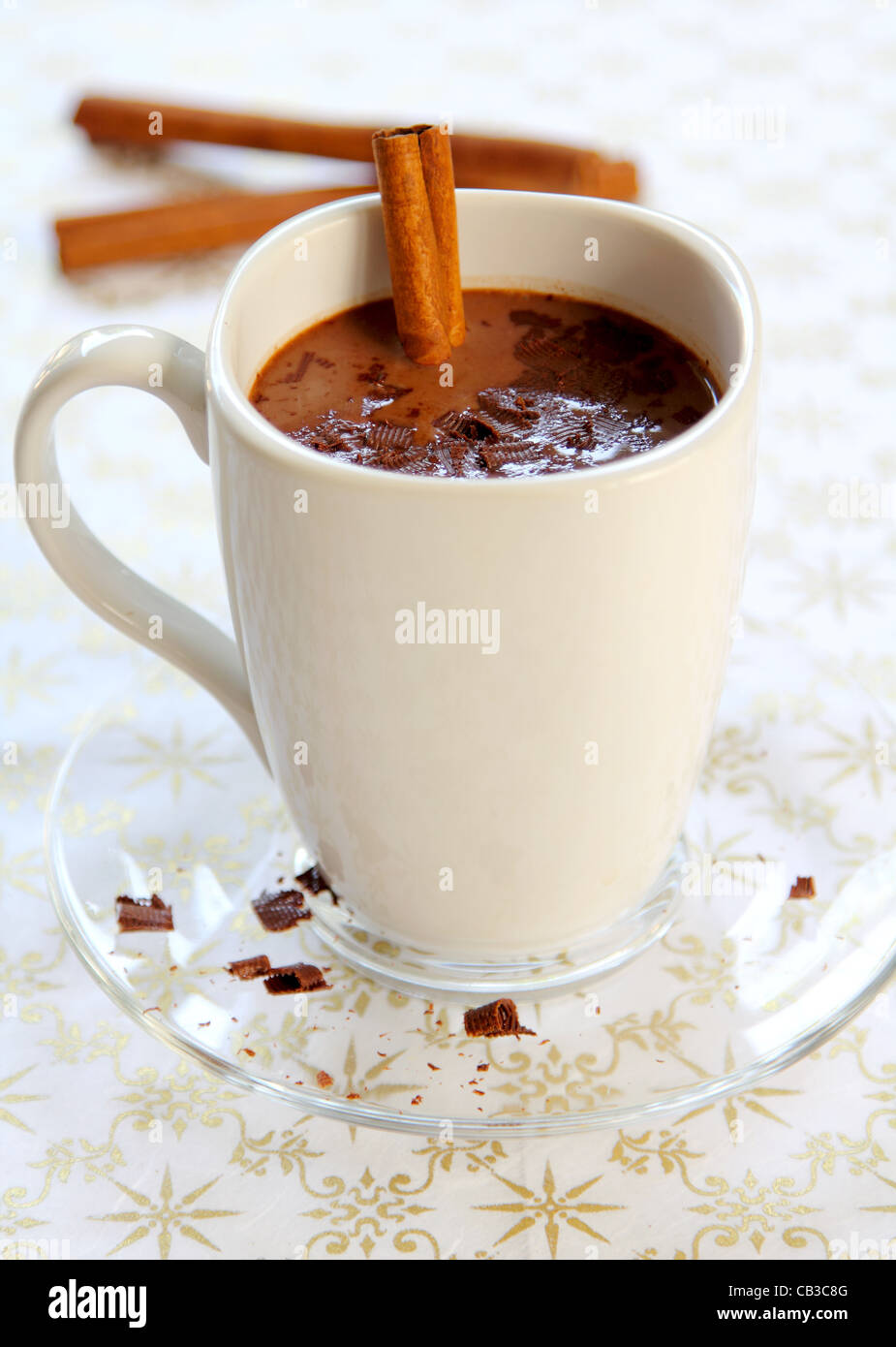 Heiße Schokolade mit Zimtstange Stockfoto