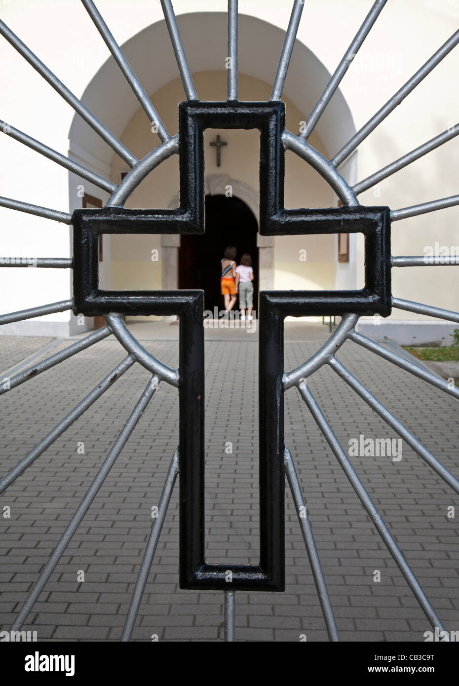 kreuzen Sie Form Dorf Kirche Tor - Slowakei Stockfoto