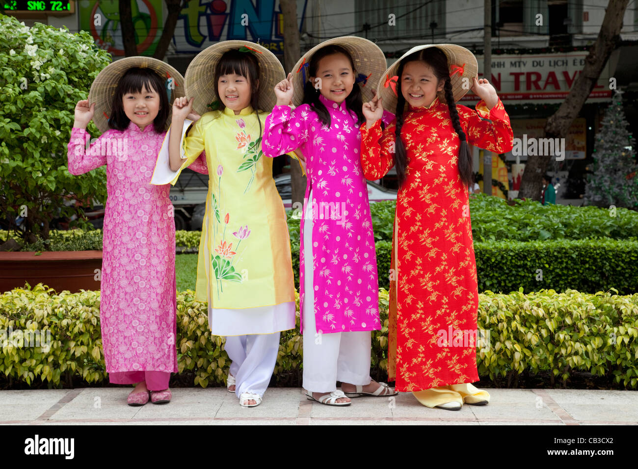 Vietnam, HoChiMinhStadt, Mädchen, gekleidet in traditionellen