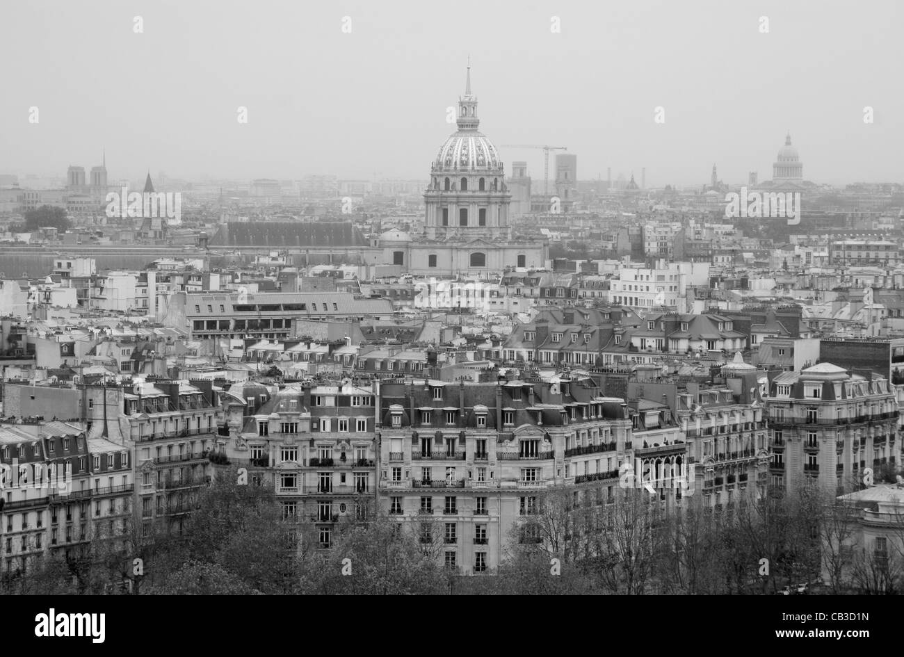 Stadt Paris, die Gebäude, Blick auf den Eiffelturm im Herbst, Hôtel des Invalides (Frankreich). Stockfoto