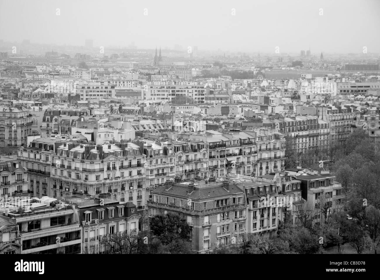 Stadt Paris, die Gebäude, Blick auf den Eiffelturm im Herbst (Frankreich). Stockfoto