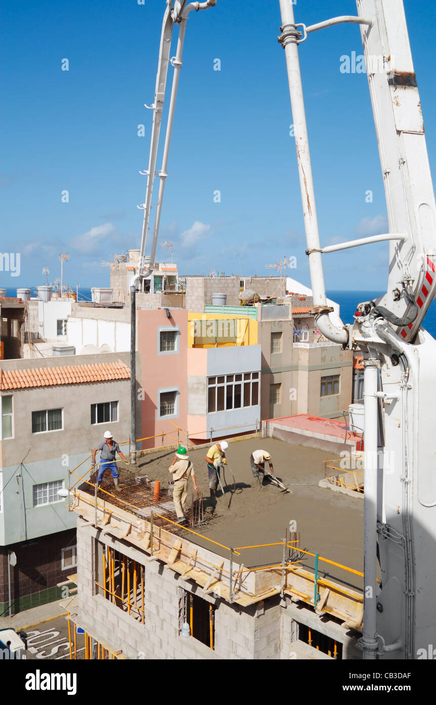 Arm des Zement-LKW Pumpen Zement in neues Haus auf der Baustelle in Spanien. Meer im Hintergrund sichtbar Stockfoto