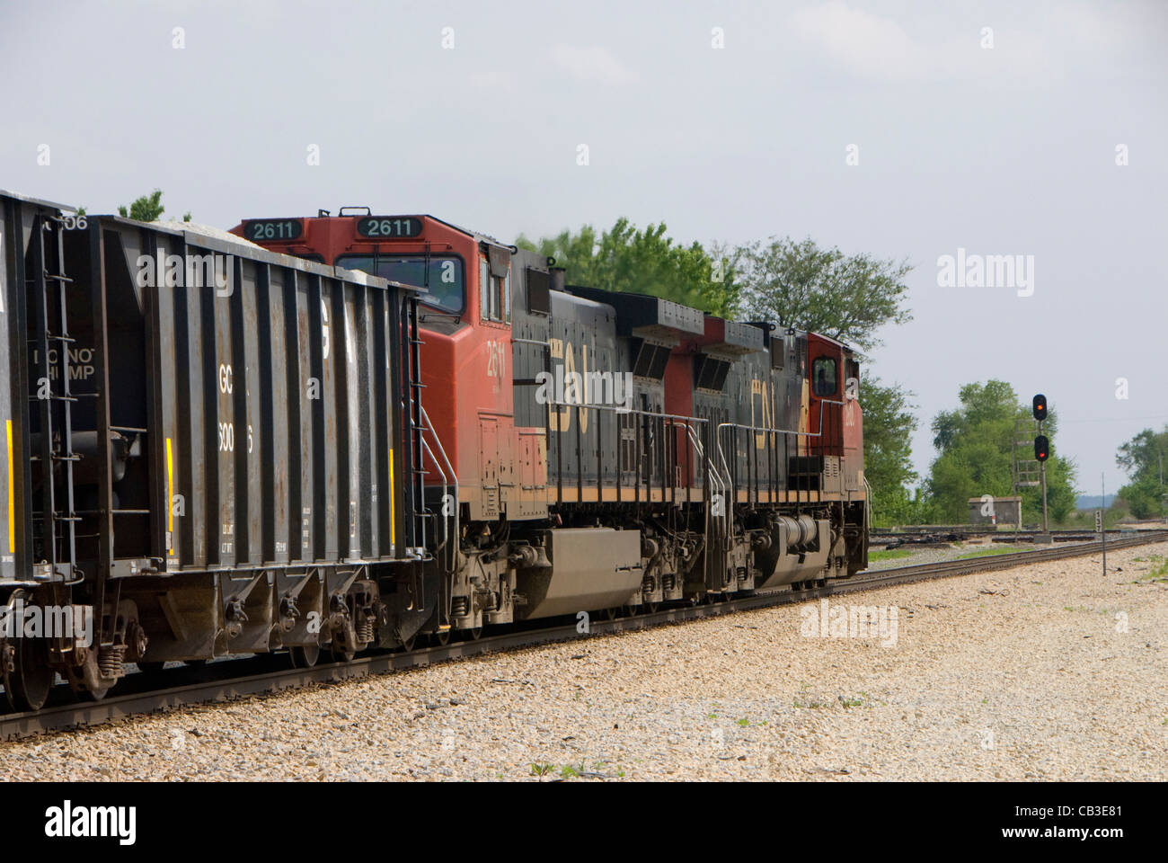 Kanadische nationale Güterzug am Tolono, in der Nähe von Champaign-Urbana, Illinois, USA, Illinois Central Line Stockfoto